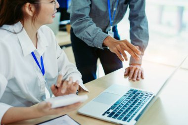 Girişim işi, yatırım takımının planlanması için iş danışmanlık stratejisi evrak denetimi ve pazarlama, kâr, şirket bütçesi toplantı odasında, borsa çizelgeleri