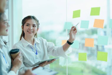 Girişim işi, yatırım takımının planlanması için iş danışmanlık stratejisi evrak denetimi ve pazarlama, kâr, şirket bütçesi toplantı odasında, borsa çizelgeleri