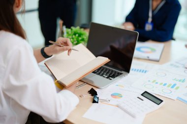 Girişim işi, yatırım takımının planlanması için iş danışmanlık stratejisi evrak denetimi ve pazarlama, kâr, şirket bütçesi toplantı odasında, borsa çizelgeleri