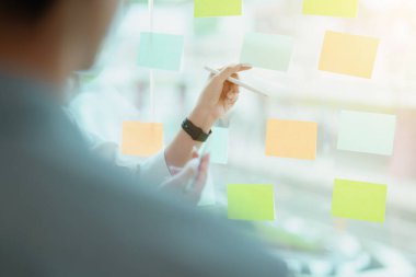 Girişim işi, yatırım takımının planlanması için iş danışmanlık stratejisi evrak denetimi ve pazarlama, kâr, şirket bütçesi toplantı odasında, borsa çizelgeleri