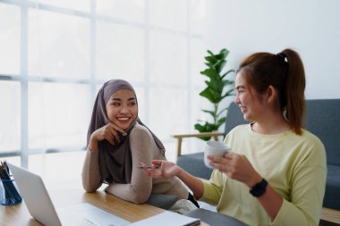 Müslüman lisans öğrencileri ve Asyalı kadınlar bilgisayar kullanarak online öğrenim görüyor