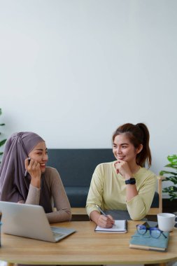 Müslüman lisans öğrencileri ve Asyalı kadınlar bilgisayar kullanarak online öğrenim görüyor