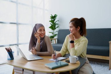 Müslüman lisans öğrencileri ve Asyalı kadınlar bilgisayar kullanarak online öğrenim görüyor