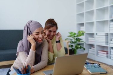 Müslüman lisans öğrencileri ve Asyalı kadınlar bilgisayar kullanarak online öğrenim görüyor