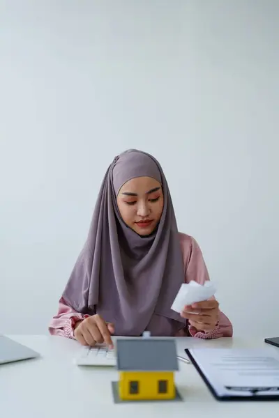 Мусульманская Женщина Хиджабом Помощью Калькулятора Сосредоточиться Коммунальных Счетов Рассчитать Чек — стоковое фото