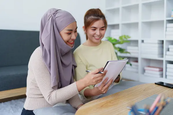 Moslim Studenten Aziatische Vrouwen Studeren Online Met Behulp Van Computers Stockfoto