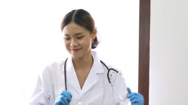 Junge Asiatische Ärztin Die Tanzbewegungen Und Lächelnde Mienen Macht Sich — Stockvideo