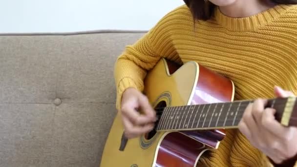 아시아의한 여성은 기타를 함으로써 스트레스를 — 비디오