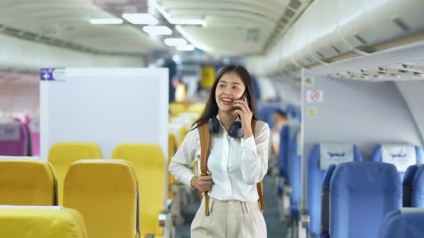 Una Linda Adolescente Asiática Está Hablando Por Teléfono Con Amigo — Vídeos de Stock
