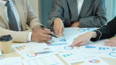 Takım pazarlama acenteleri ile planlama müdürü ve planlama finans memurları gelir hedef yatırım mali beyan toplantısı önemli belgeleri analiz etmek için kullanarak şirket ile toplantı. Yüksek