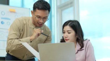 Takım pazarlama acenteleri ile planlama müdürü ve planlama finans memurları gelir hedef yatırım mali beyan toplantısı önemli belgeleri analiz etmek için kullanarak şirket ile toplantı. Yüksek