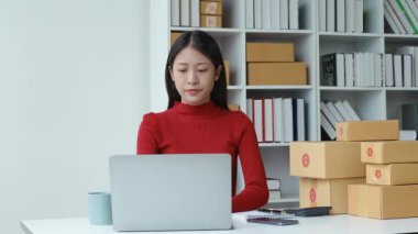 e-ticaret, küçük işletme, sme, güzel Asyalı kadın bilgisayardaki online ürün satışlarını izledikten sonra stres ve hayal kırıklığını ifade ederek planlanan tükenme sendromu kavramlarını yerine getiremiyor. Yüksek kalite