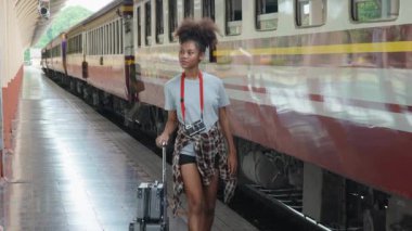 Afrikalı turistler tren istasyonunda yolculuklarını beklerken mutlu yüz ifadeleri sergiliyorlar. Yüksek kalite 4k görüntü