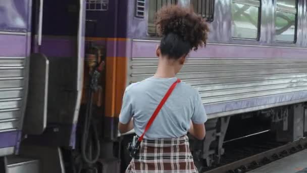 Los Turistas Afroamericanos Están Mostrando Expresiones Felices Mientras Esperan Viaje — Vídeo de stock
