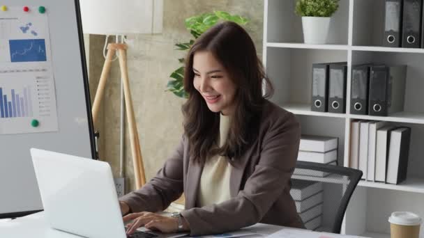 Mulher Negócios Asiática Empresária Executiva Gerente Sentado Mesa Trabalho Digitando — Vídeo de Stock