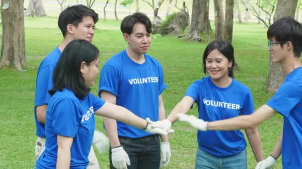 Voluntarios Diversas Nacionalidades Están Mostrando Solidaridad Donando Tiempo Personal Sosteniendo — Vídeos de Stock