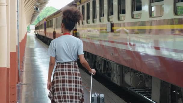 Touristen Aus Afrika Zeigen Fröhliche Mienen Während Sie Bahnhof Auf — Stockvideo