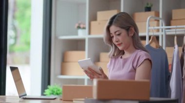 Girişimci güzel iş kadını Asyalı genç kadın evde dizüstü bilgisayarla çalışıyor. Home.Small Business Startup konseptinde online satış siparişi moda pazarlaması yapan serbest çalışan bir kadın. Yüksek kalite 4k