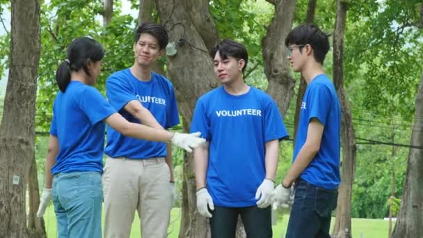 Çeşitli Uluslardan Gelen Gönüllüler Dayanışma Gösteriyor Kişisel Zamanlarını Bağışlıyorlar Kamu — Stok video