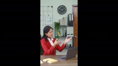 Ofiste video konferans için bilgisayar kullanan Asyalı güzel bir kızın portresi. Yüksek kalite 4k görüntü
