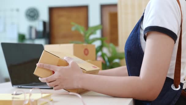 一个小的初创企业 一个中小企业业主 一个亚洲女企业家的肖像 在把产品装进顾客的内盒之前检查订单安排好产品 自由的概念 — 图库视频影像