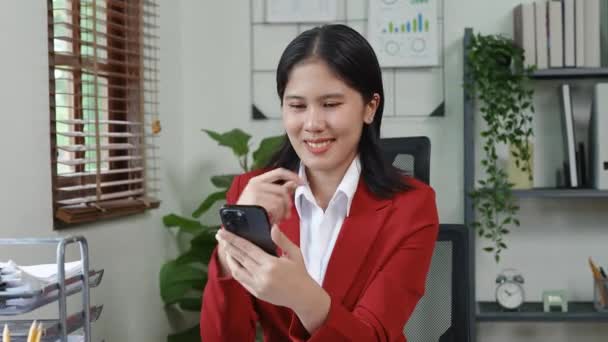 Pengusaha Wanita Asia Menggunakan Telepon Untuk Menghubungi Mitra Bisnis Rekaman — Stok Video