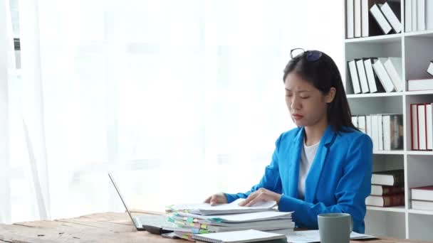 Burnout Syndrom Bürostress Asiatische Weiße Büroangestellte Die Auf Dem Schreibtisch — Stockvideo