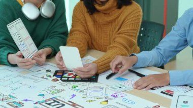 Creative Web Ekibi, Grafik Tasarımcı Planlama, cep telefonu uygulaması ve geliştirme şablonu düzeni için web sitesi ux ui uygulaması, prototip kablo geliştirme süreci. Yüksek kalite 4k