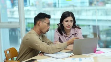 Takım pazarlama acenteleri ile planlama müdürü ve planlama finans memurları gelir hedef yatırım mali beyan toplantısı önemli belgeleri analiz etmek için kullanarak şirket ile toplantı. Yüksek