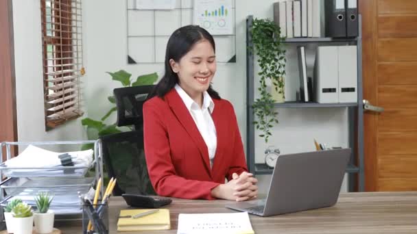 一个漂亮的亚洲少女在办公室用电脑进行视频会议的肖像 高质量的4K镜头 — 图库视频影像