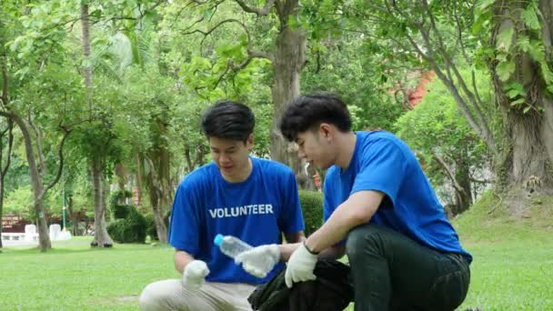 Multiethnische Freiwillige Spenden Ihre Zeit Mit Schwarzen Müllsäcken Plastikmüll Für — Stockvideo