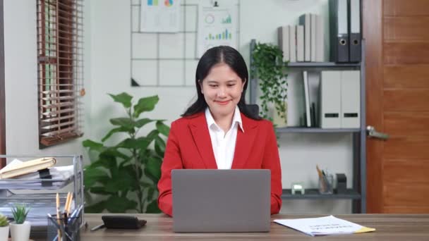 Портрет Азіатської Бізнес Леді Показує Головний Біль Від Депресії Високоякісні — стокове відео