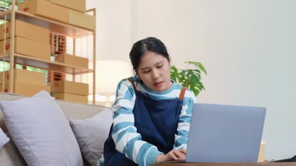 Iniciando Pequeno Empresário Mulher Asiática Independente Mostrando Seu Rosto Preocupado — Vídeo de Stock