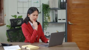 Ofiste video konferans için bilgisayar kullanan Asyalı güzel bir kızın portresi. Yüksek kalite 4k görüntü