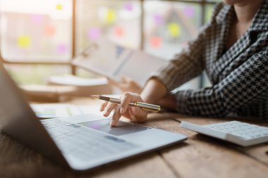 planlama, denetleme, iş planlaması, finans, bilgisayar üzerinde çalışan genç Asyalı iş kadını ve yatırım belgelerini kontrol etmek ve kâr, iş kavramlarını artırmak için pazarlama planlaması