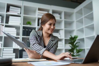 planlama, denetleme, iş planlaması, finans, bilgisayar üzerinde çalışan genç Asyalı iş kadını ve yatırım belgelerini kontrol etmek ve kâr, iş kavramlarını artırmak için pazarlama planlaması
