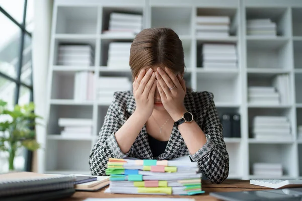 İşletme sahibi, bilgisayar ve finansal tabloları kullanan kadın portresi piyasayı genişletmek için endişe verici bir ifade..