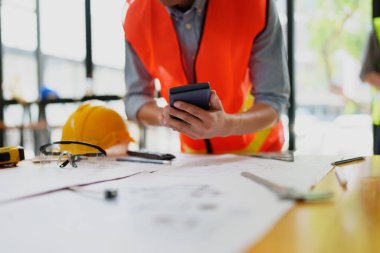 Mühendisler hesap makinesi kullanarak plan çizimi üzerine inşa etmeyi tartıştılar