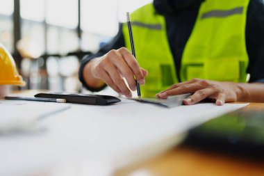 Mühendisler, tasarımcılar ve iç mimarlar müşterilere sunulacak malzeme ve renkleri seçerek iç mimarların tasarımını tamamlıyorlar.