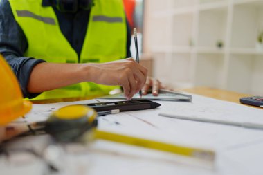 Mühendisler, tasarımcılar ve iç mimarlar müşterilere sunulacak malzeme ve renkleri seçerek iç mimarların tasarımını tamamlıyorlar.