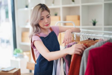 Asyalı Kadın Moda Mağazası 'nın Portresi Giyim Mağazasında Hisse Kontrol Dükkanı Küçük işletme, sme veya ecommerce kavramlarına başarılı bir gülümseme ile.