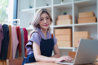 Moda Mağazası 'nın Asyalı Kadın Sahibinin Portresi Küçük işletme, sme ya da dış ticaret kavramlarına başarılı bir gülümseme.