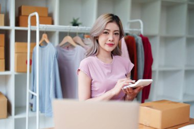 Asyalı Kadın Moda Mağazası 'nın Portresi Giyim Mağazasında Hisse Kontrol Dükkanı Küçük işletme, sme veya ecommerce kavramlarına başarılı bir gülümseme ile.