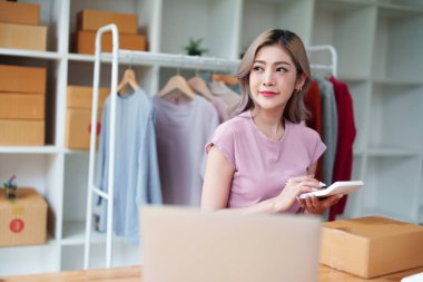 Asyalı Kadın Moda Mağazası 'nın Portresi Giyim Mağazasında Hisse Kontrol Dükkanı Küçük işletme, sme veya ecommerce kavramlarına başarılı bir gülümseme ile.