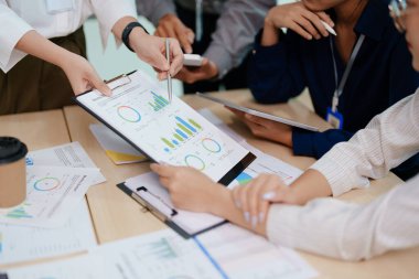 Toplantı odasındaki mali rapordaki durumu analiz etmek ve tartışmak için Asyalı iş danışmanı toplantısı. Yatırım Danışmanı, Finans, takım çalışması, beyin fırtınası, girişim ve muhasebe.