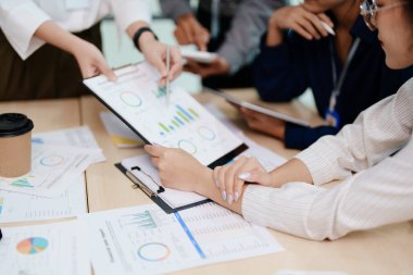 Toplantı odasındaki mali rapordaki durumu analiz etmek ve tartışmak için Asyalı iş danışmanı toplantısı. Yatırım Danışmanı, Finans, takım çalışması, beyin fırtınası, girişim ve muhasebe.