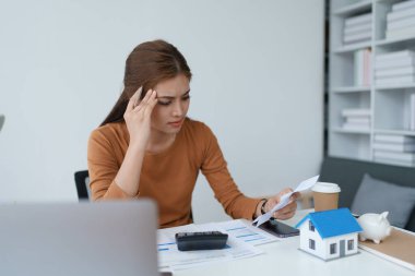 Hesaplama ve Düşünce yapmak için hesap makinesi kullanan Akıllı İpotek Planlayan kadın.