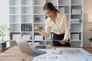 Bütçe ve pazarlama stratejilerini genel finans yönetimini optimize etmek için entegre ederek kadınların mutluluğu için finansal başarı planları.