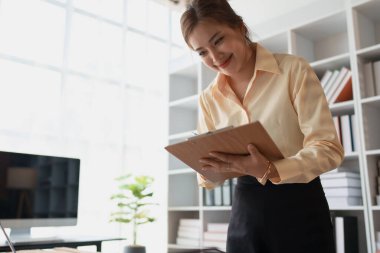 Kadın, ev mali belgelerini düzenlemek suretiyle mali ve bütçe denetimi planlıyor.