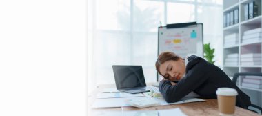 İş kadını, patinaj sendromuyla mücadele ederken mali denetim yapmayı, belgeleri gözden geçirmeyi planlıyor